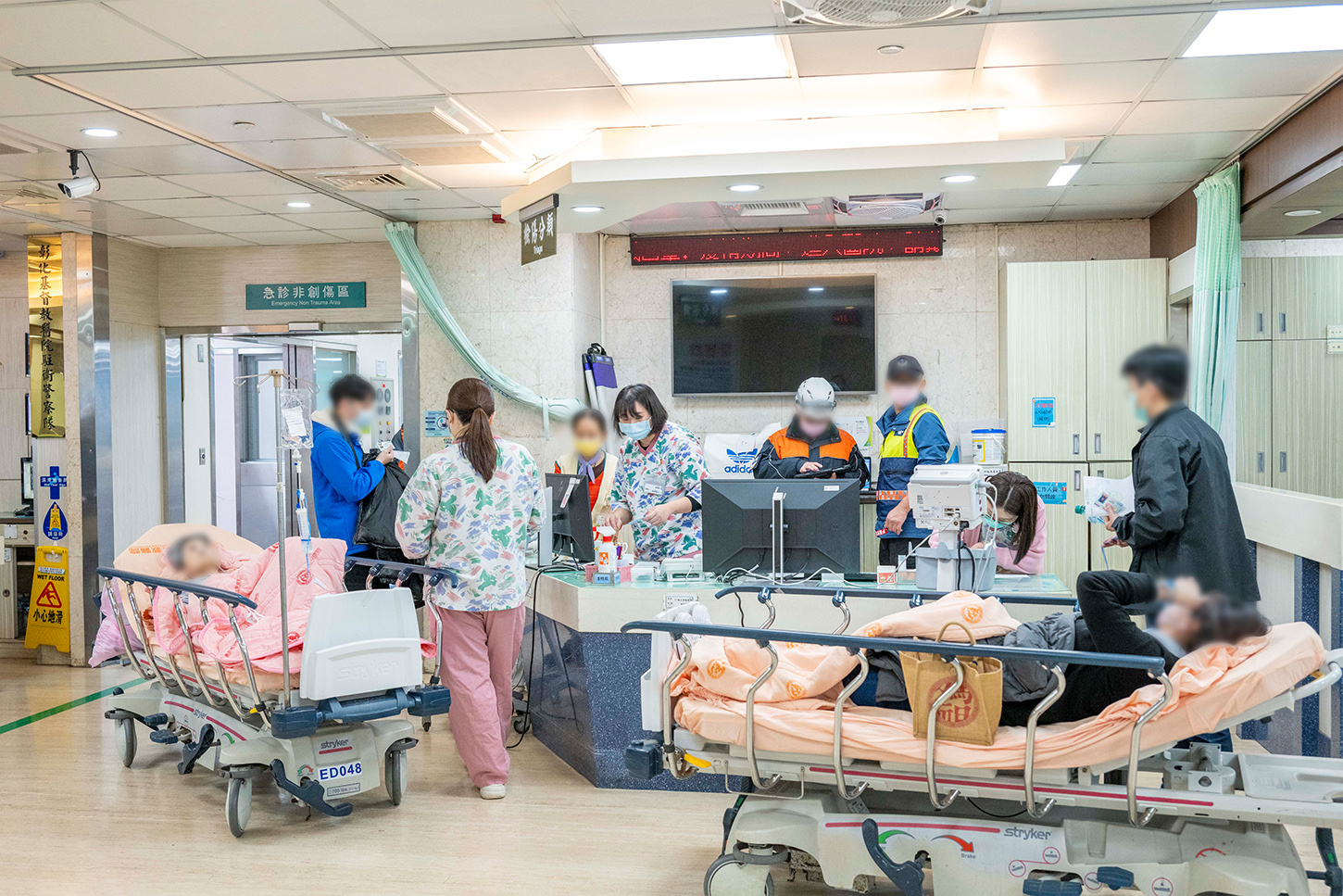 急診檢傷分類區，醫護人員正忙碌處理湧入的病患。(彰基提供)